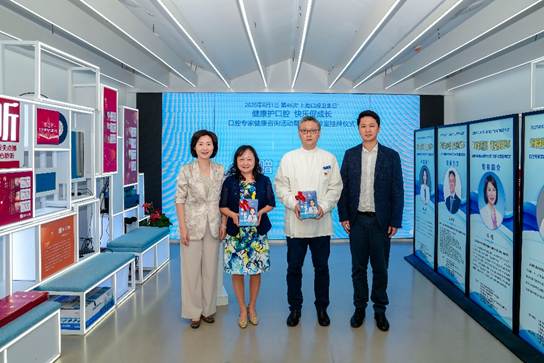 一群人站在室内合影AI 生成的内容可能不正确。