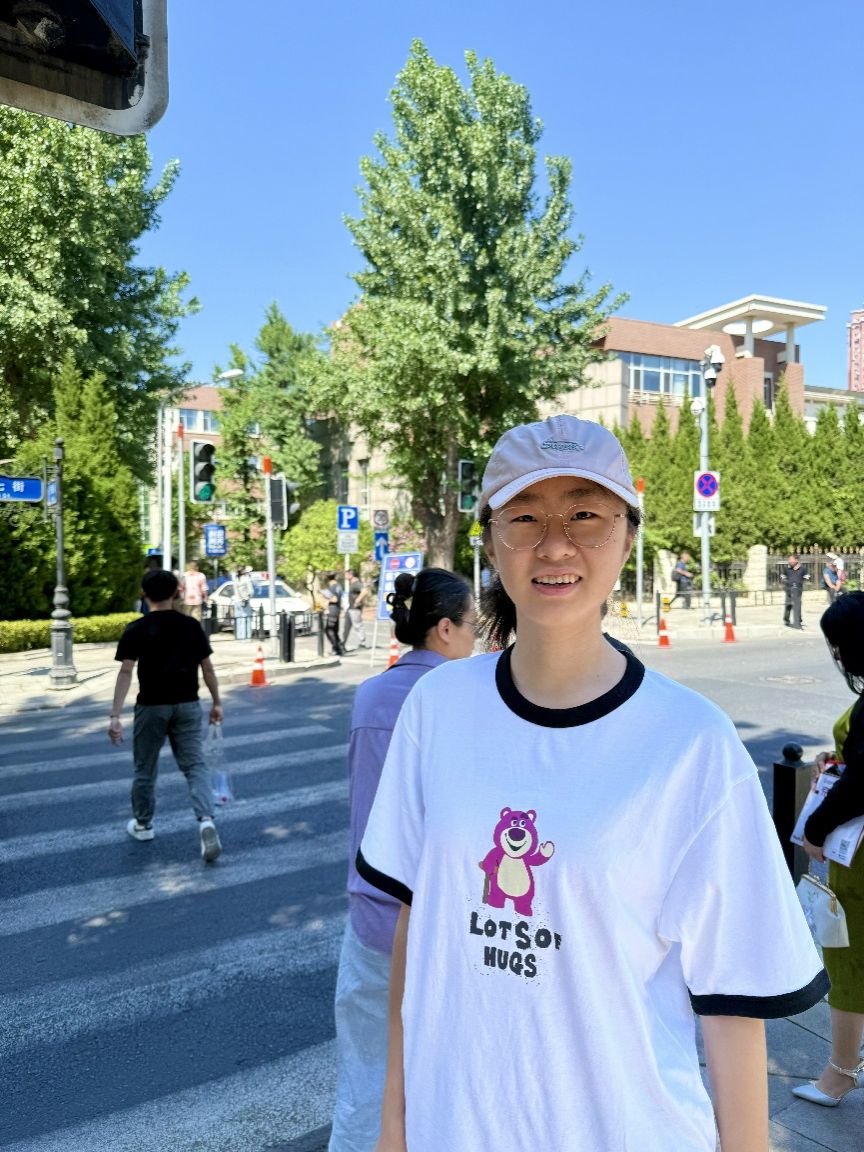 戴帽子的男人在街道上AI 生成的内容可能不正确。