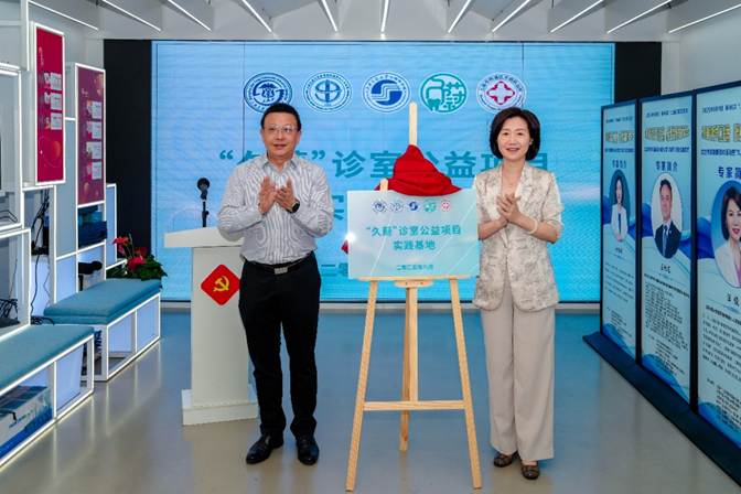 人们站在一起AI 生成的内容可能不正确。