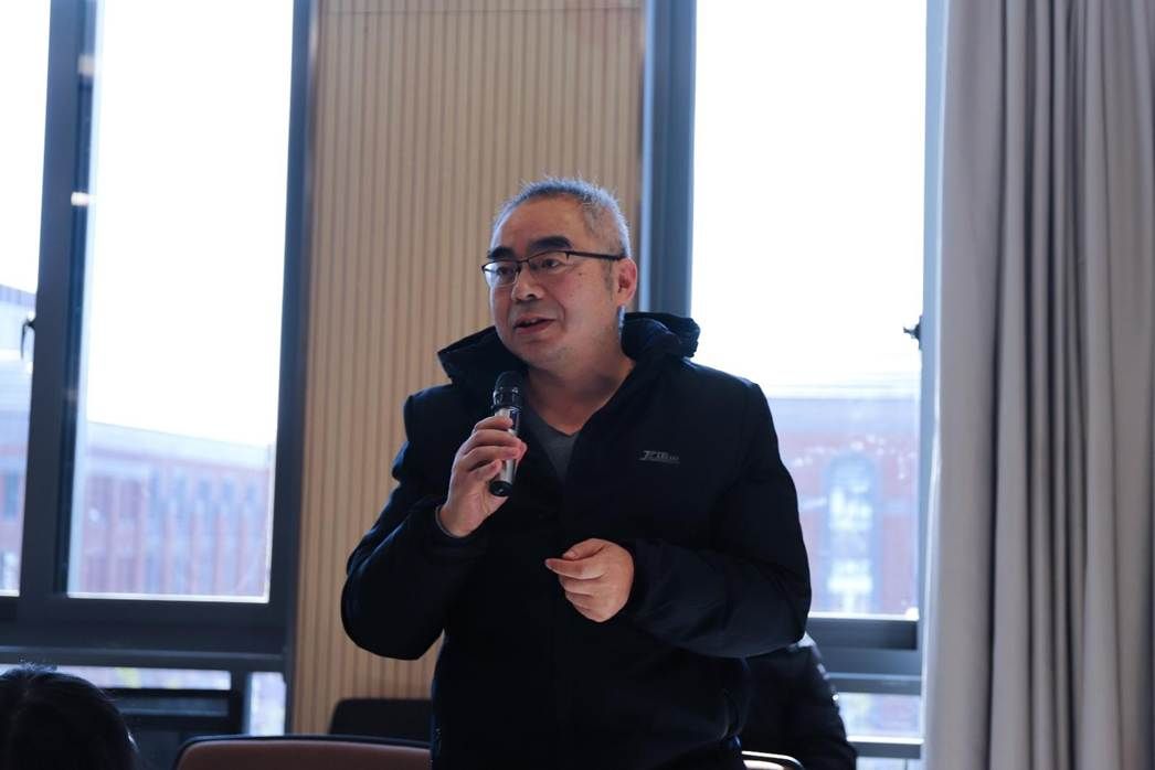 图片包含 窗户, 人, 室内, 窗帘AI 生成的内容可能不正确。