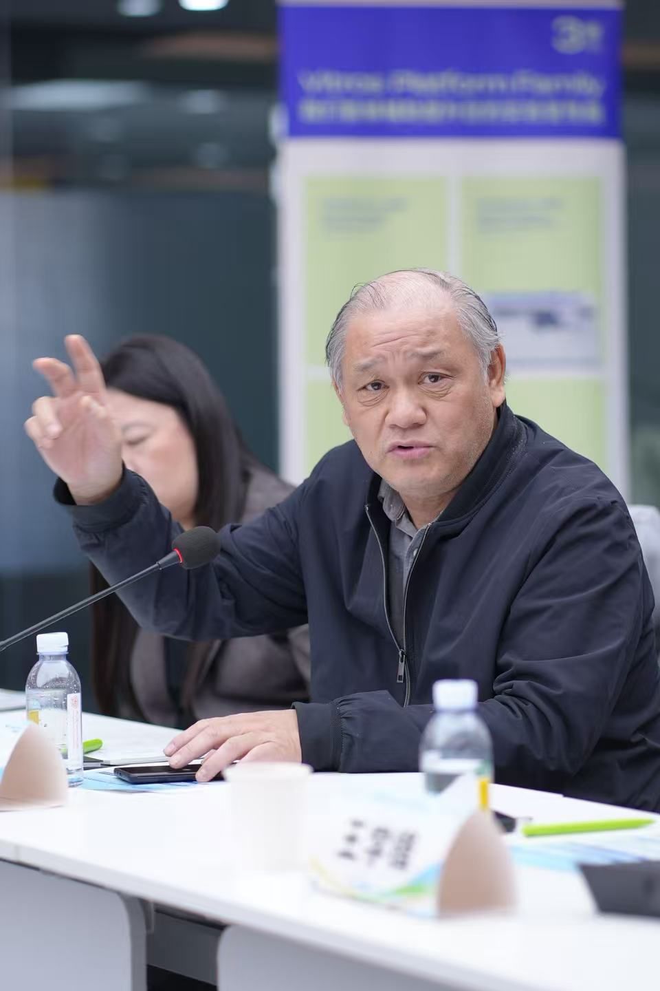 电脑前的男人和女人在桌子前AI 生成的内容可能不正确。