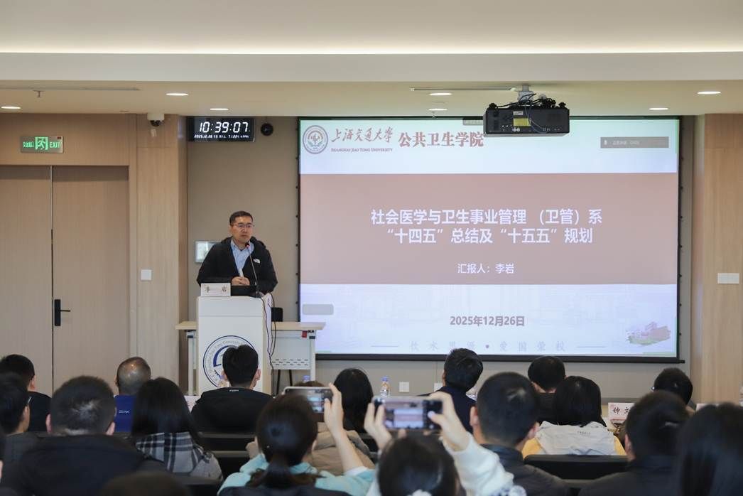 一群人在开会AI 生成的内容可能不正确。