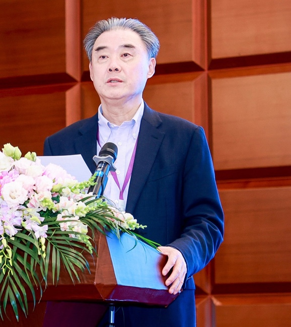 小孩站在花前中度可信度描述已自动生成