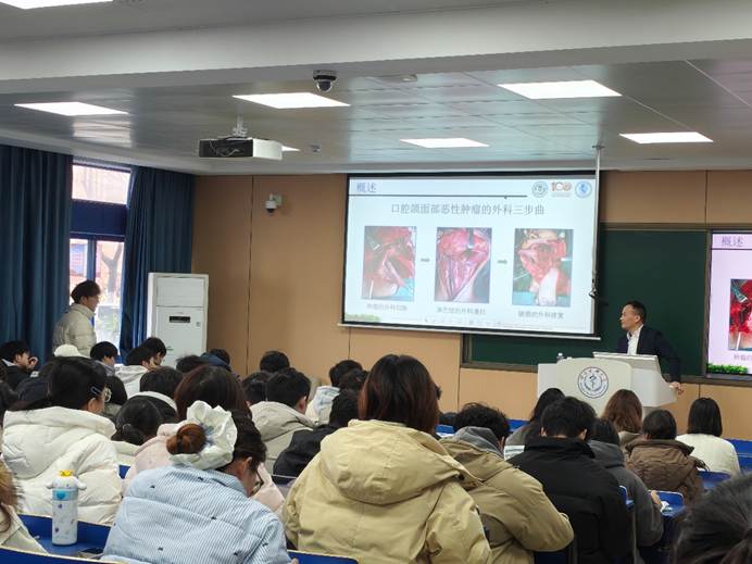 一群人在开会AI 生成的内容可能不正确。