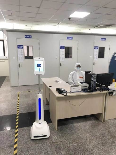 上海瑞金医院的发热门诊留观病房，已引进了AirFace人工智能医护服务机器人。上海交大医学院供图