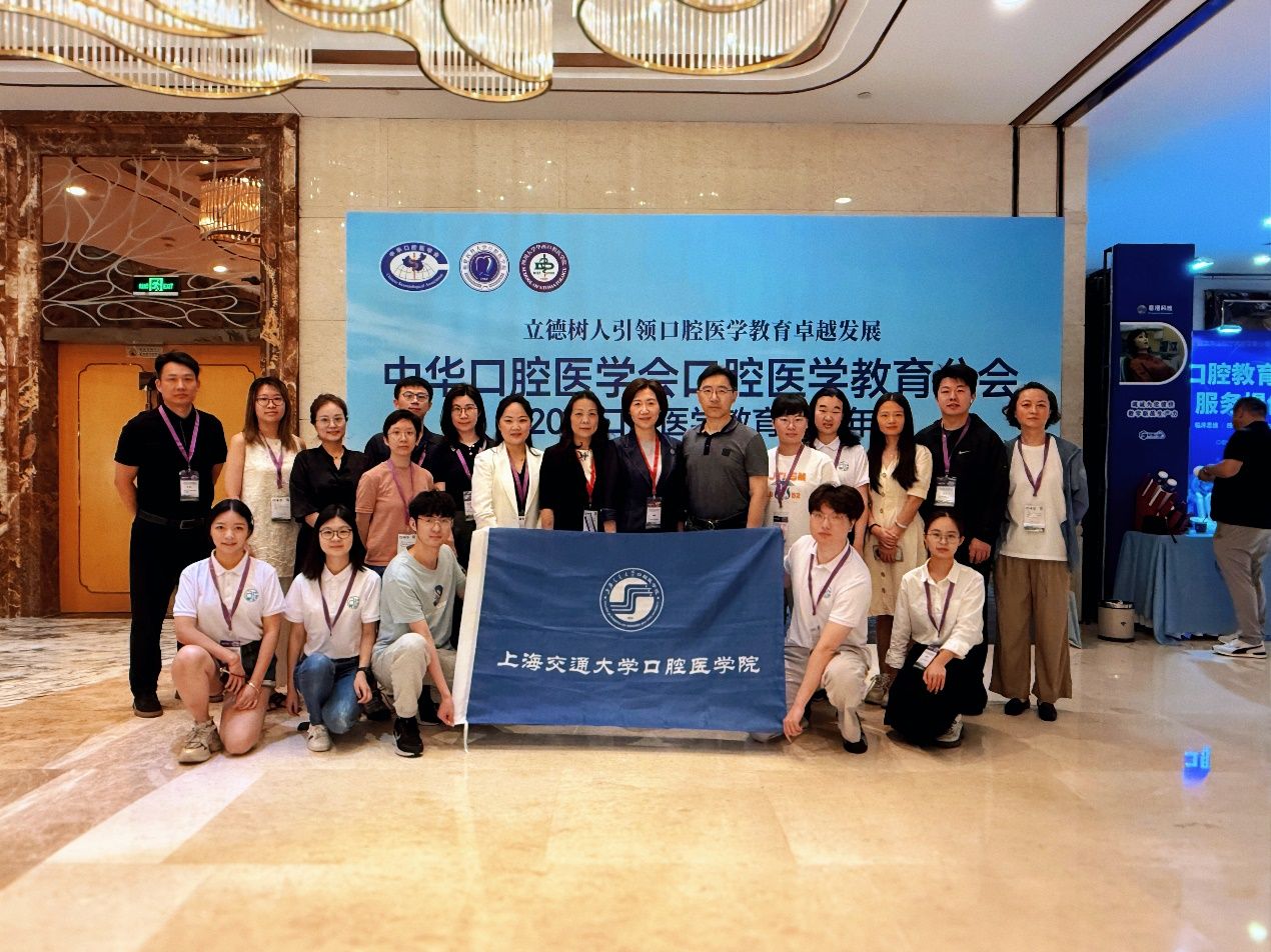 一群人站在台上AI 生成的内容可能不正确。