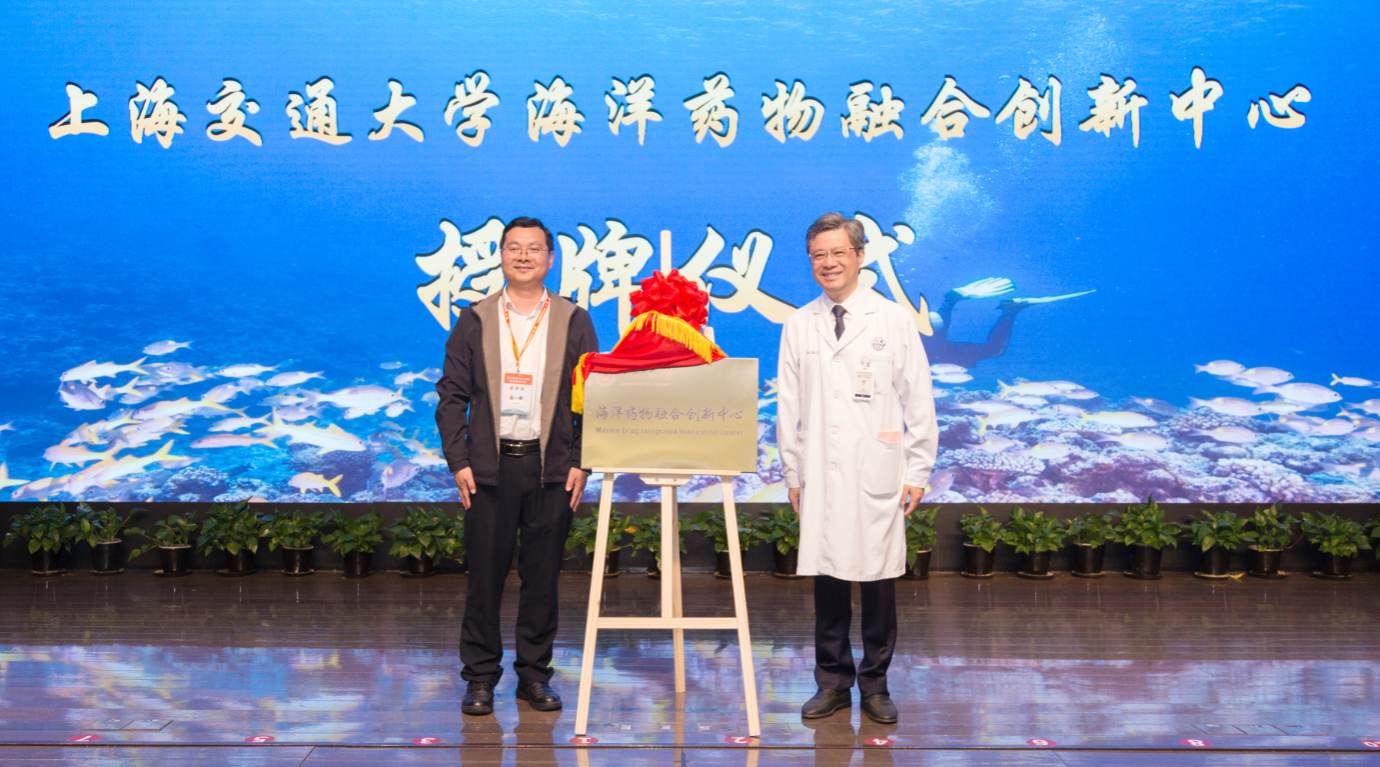 一群人站在水里描述已自动生成