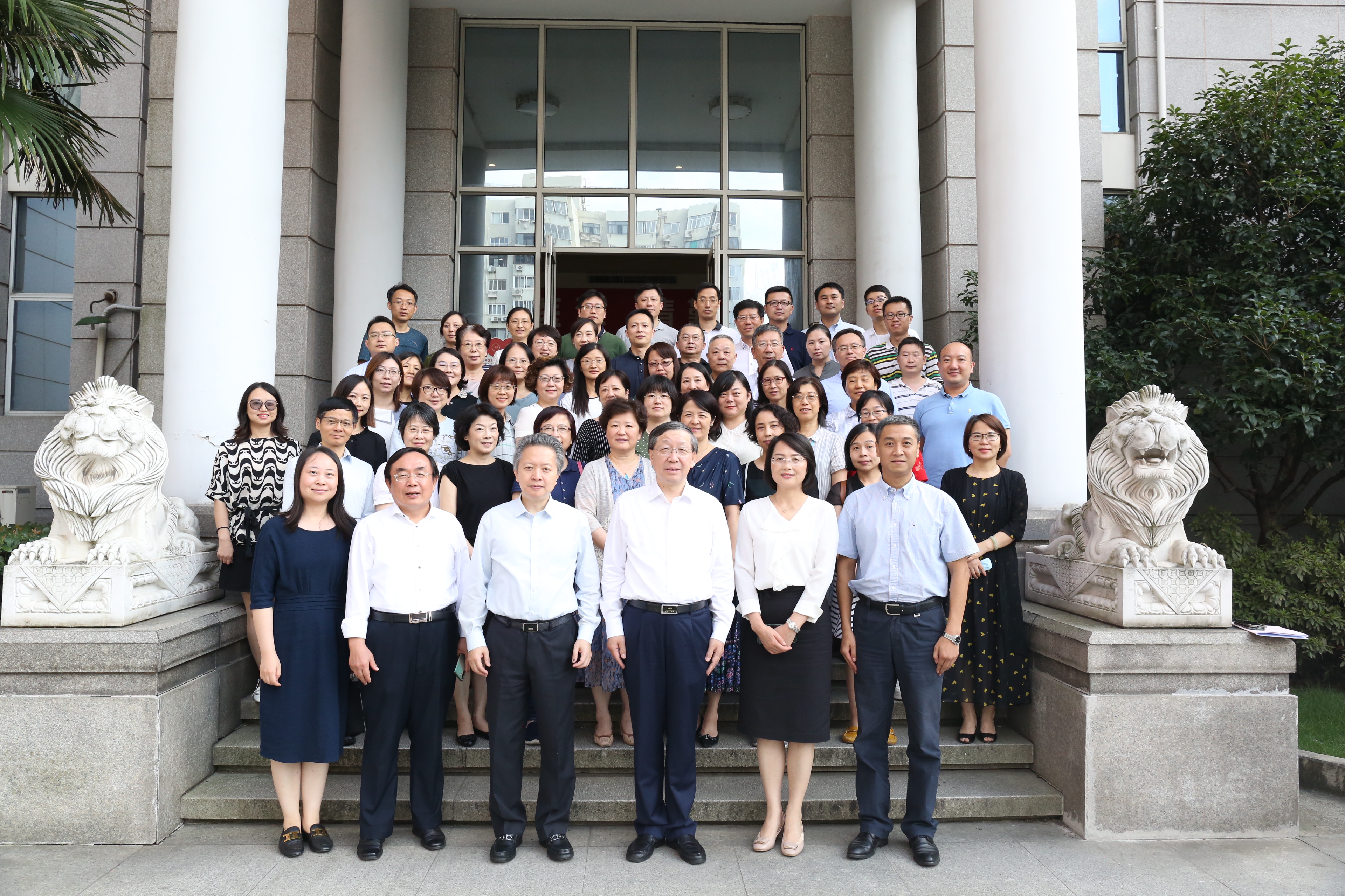 会后,钱锋和施建蓉与参会社员代表进行集体合影.