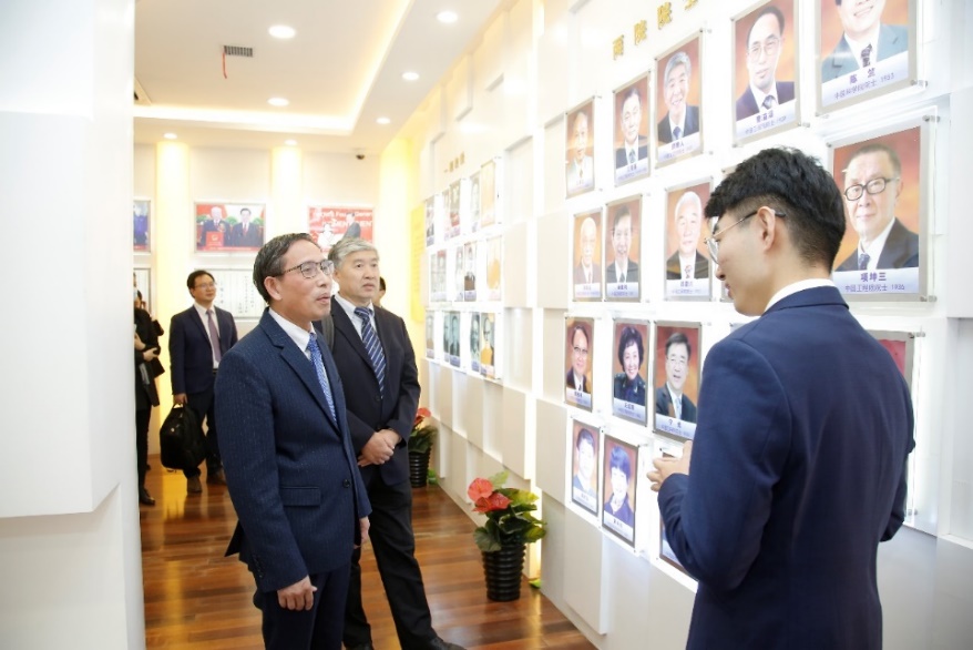 男人站在房间里中度可信度描述已自动生成
