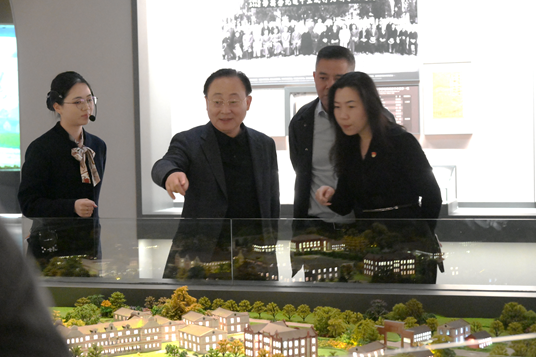 一群人站在柜台前 AI 生成的内容可能不正确。